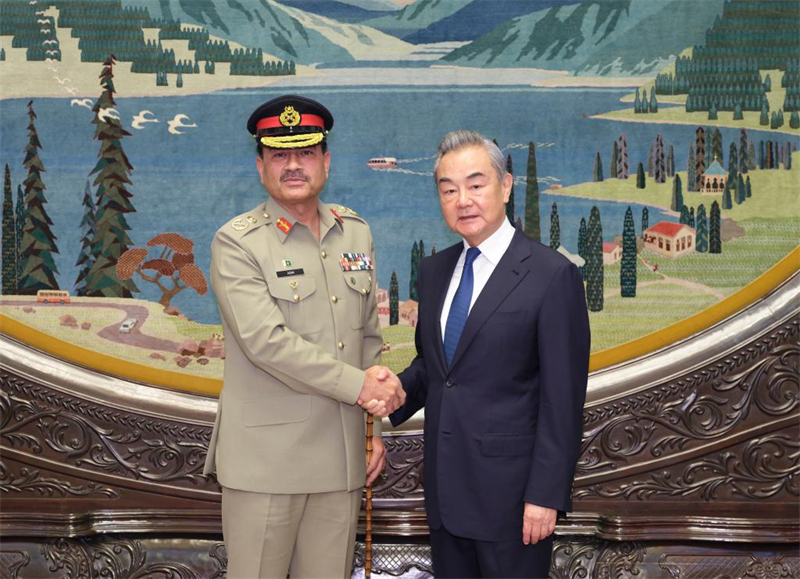 Le plus haut diplomate chinois rencontre le chef de l'armée du Pakistan