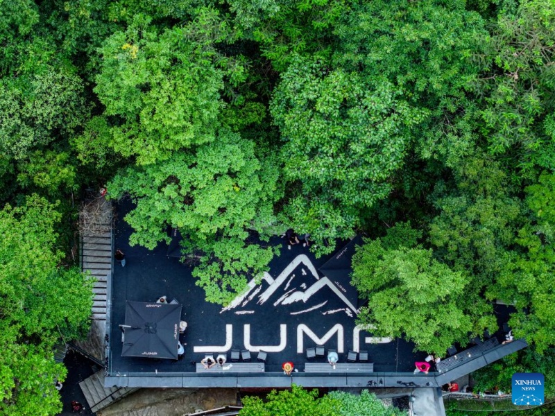 Guizhou : les paysages karstiques uniques du comté de Kaiyang attirent les touristes