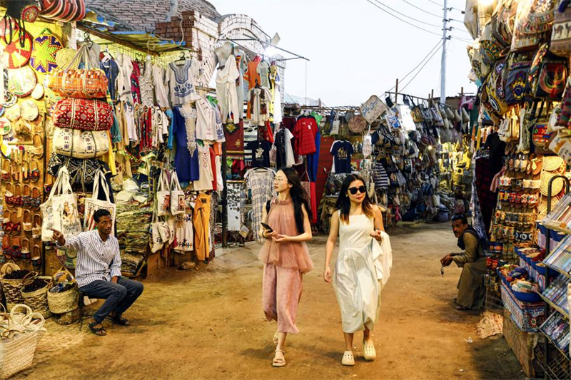 Des touristes chinois visitent le village nubien de Gharb Sohail à Aswan, en Égypte, le 4 mai 2025. (Photo/Xinhua)