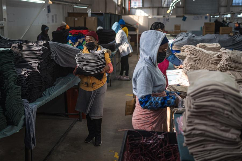Des ouvrières rangent des vêtements dans une usine à Maseru, au Lesotho, le 30 juillet 2025. (Xinhua/Wang Guansen)