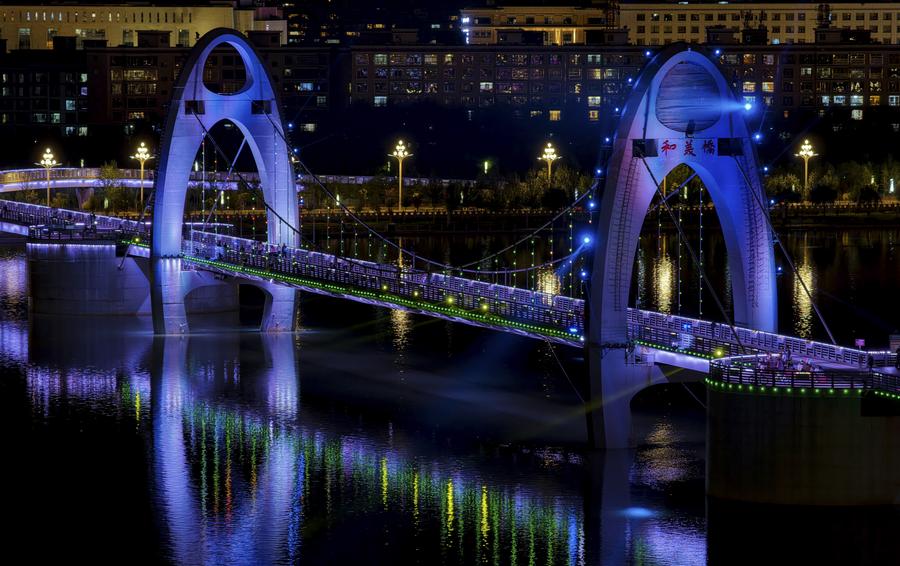 Xizang: les ponts de Lhassa, incarnation du développement du Xizang