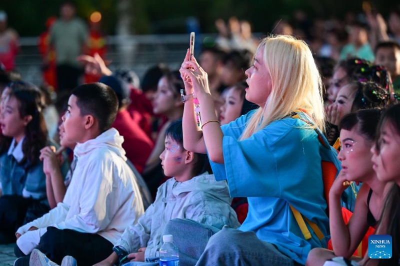 Xinjiang : un spectacle de danse de rue organisé à Karamay pour le Festival international de danse du Xinjiang