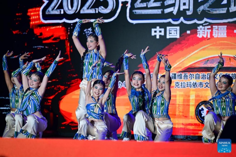 Xinjiang : un spectacle de danse de rue organisé à Karamay pour le Festival international de danse du Xinjiang