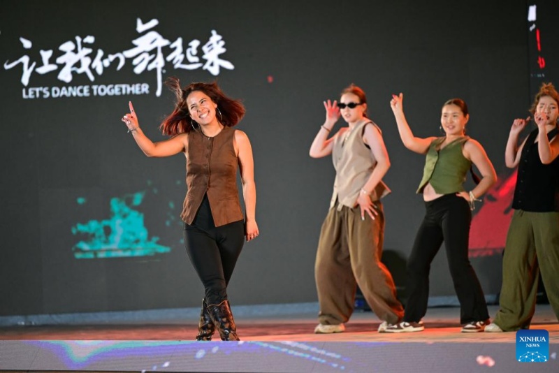Xinjiang : un spectacle de danse de rue organisé à Karamay pour le Festival international de danse du Xinjiang