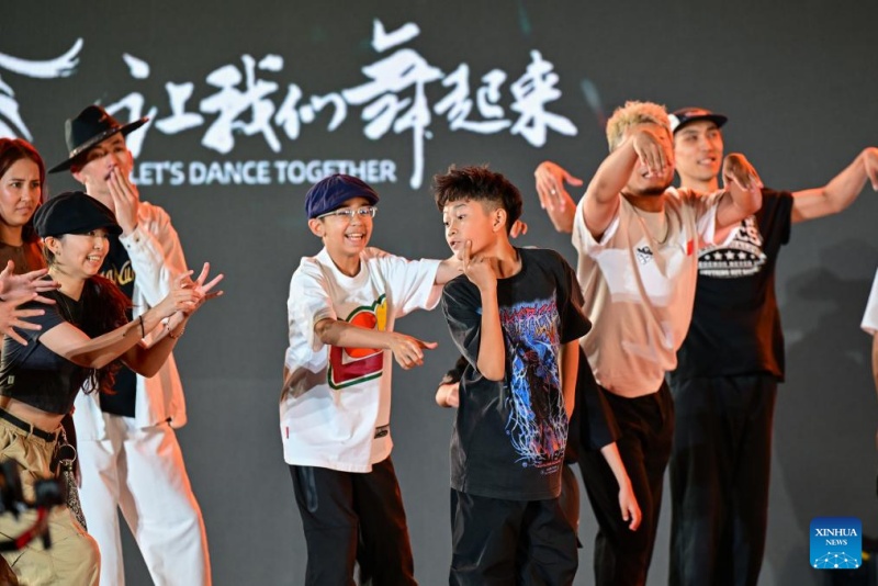 Xinjiang : un spectacle de danse de rue organisé à Karamay pour le Festival international de danse du Xinjiang