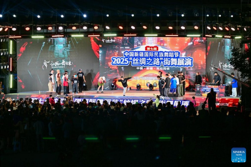 Xinjiang : un spectacle de danse de rue organisé à Karamay pour le Festival international de danse du Xinjiang