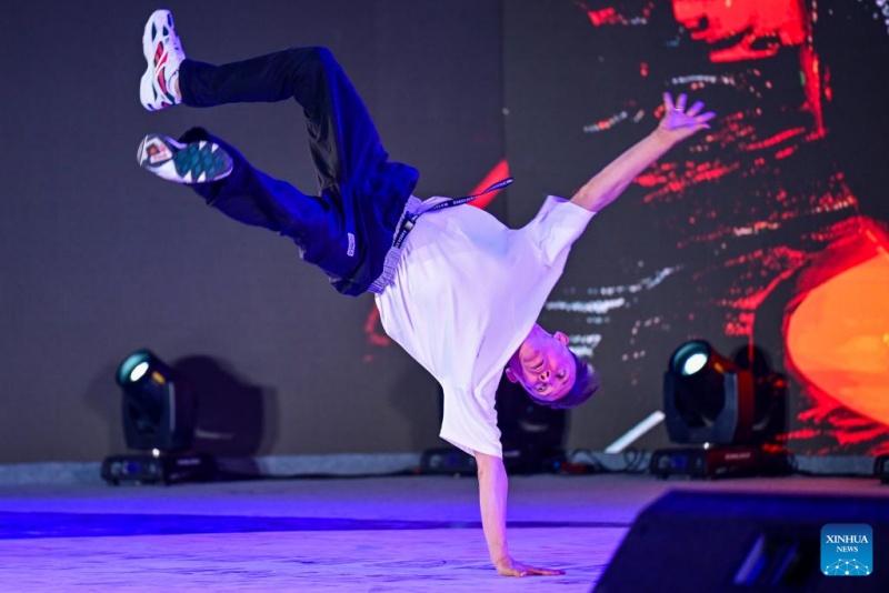 Xinjiang : un spectacle de danse de rue organisé à Karamay pour le Festival international de danse du Xinjiang