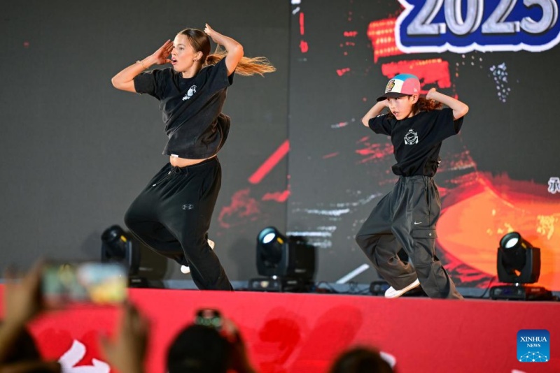 Xinjiang : un spectacle de danse de rue organisé à Karamay pour le Festival international de danse du Xinjiang
