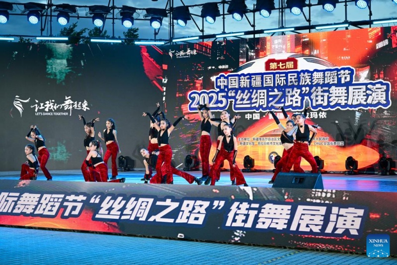 Xinjiang : un spectacle de danse de rue organisé à Karamay pour le Festival international de danse du Xinjiang