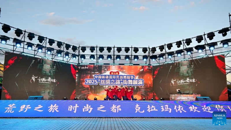 Xinjiang : un spectacle de danse de rue organisé à Karamay pour le Festival international de danse du Xinjiang