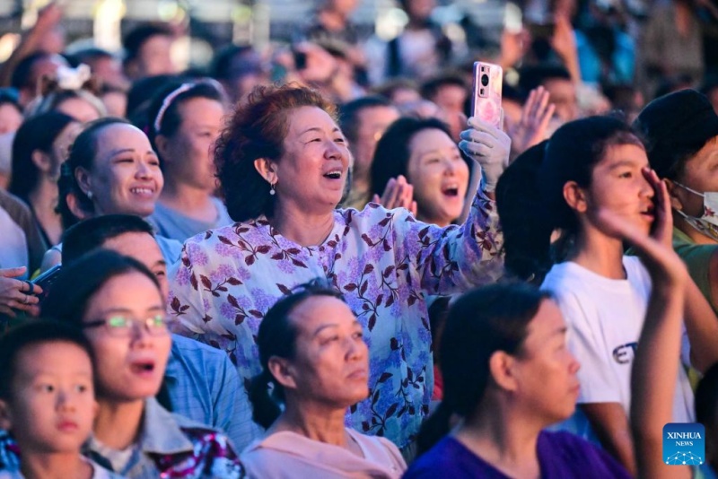 Xinjiang : un spectacle de danse de rue organisé à Karamay pour le Festival international de danse du Xinjiang