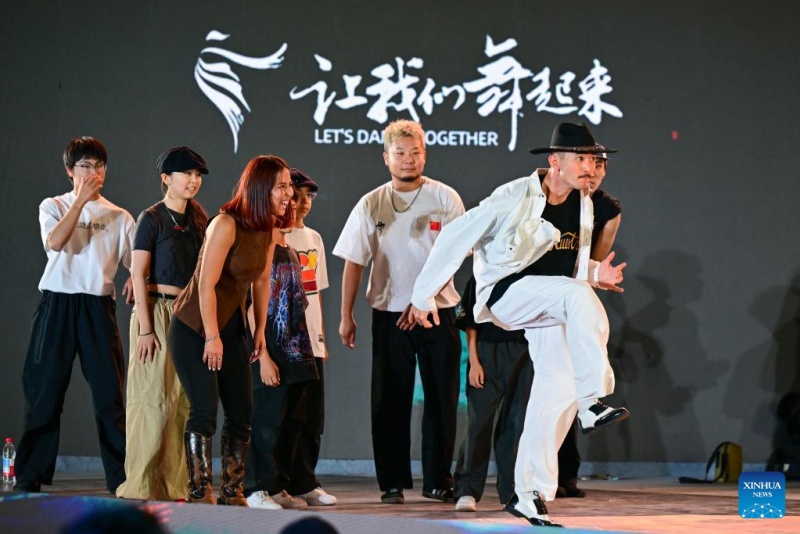 Xinjiang : un spectacle de danse de rue organisé à Karamay pour le Festival international de danse du Xinjiang