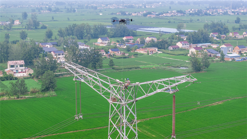 Jiangsu : les drones aident à l'entretien anti-coupures du réseau électrique à Huai'an