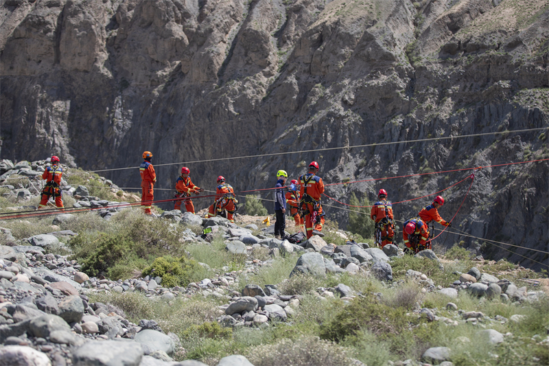 Gansu : les pompiers forestiers de Zhangye s'entraînent au sauvetage à la corde à haute altitude