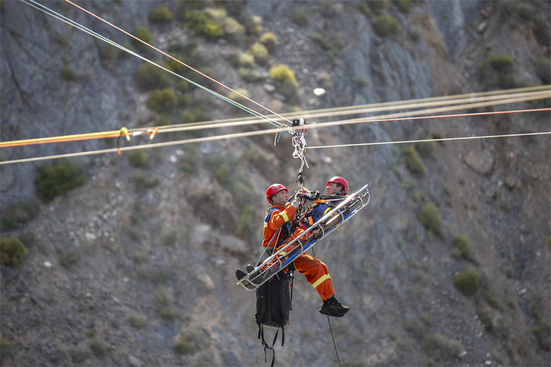Gansu : les pompiers forestiers de Zhangye s'entraînent au sauvetage à la corde à haute altitude