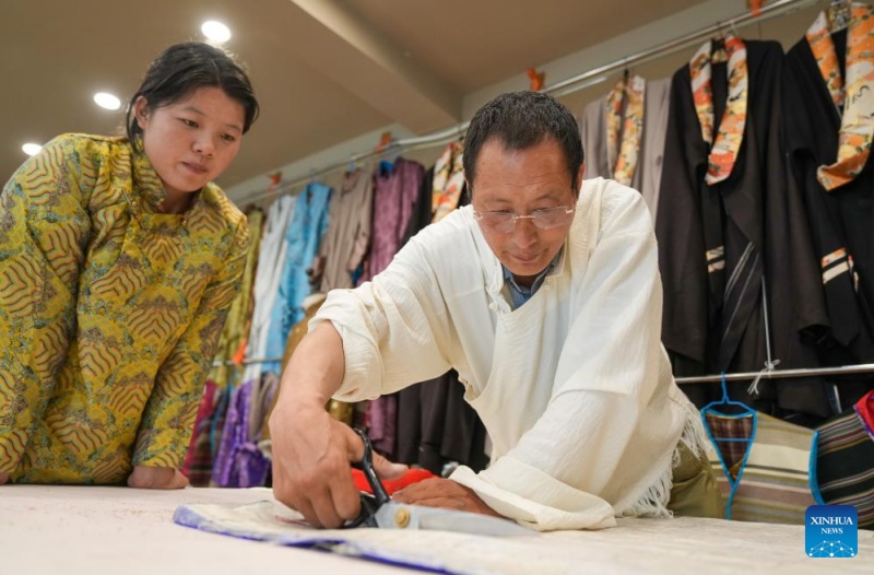 Xizang : histoire en photos d'un héritier de la technique de fabrication de costumes de Lhassa