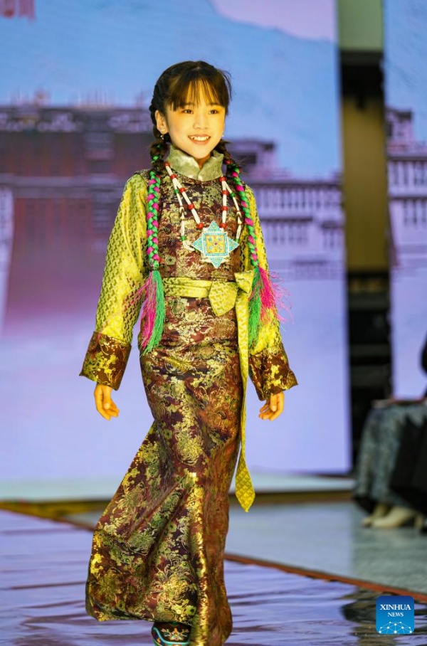 Xizang : histoire en photos d'un héritier de la technique de fabrication de costumes de Lhassa