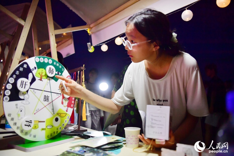 Jiangxi : à Nanchang, le marché nocturne de médecine traditionnelle chinoise combine éducation et divertissement