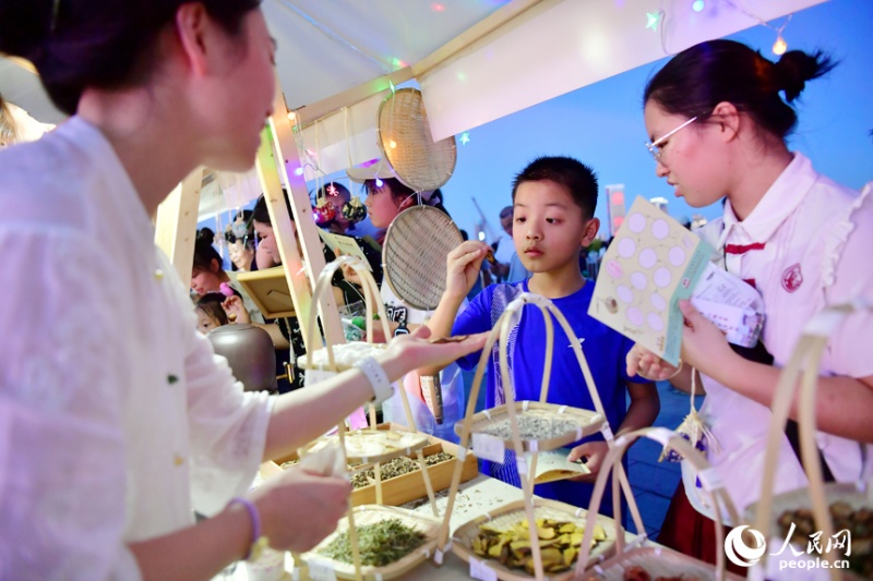 Jiangxi : à Nanchang, le marché nocturne de médecine traditionnelle chinoise combine éducation et divertissement