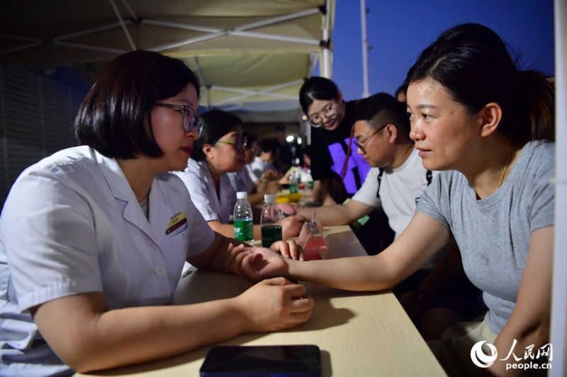 Jiangxi : à Nanchang, le marché nocturne de médecine traditionnelle chinoise combine éducation et divertissement