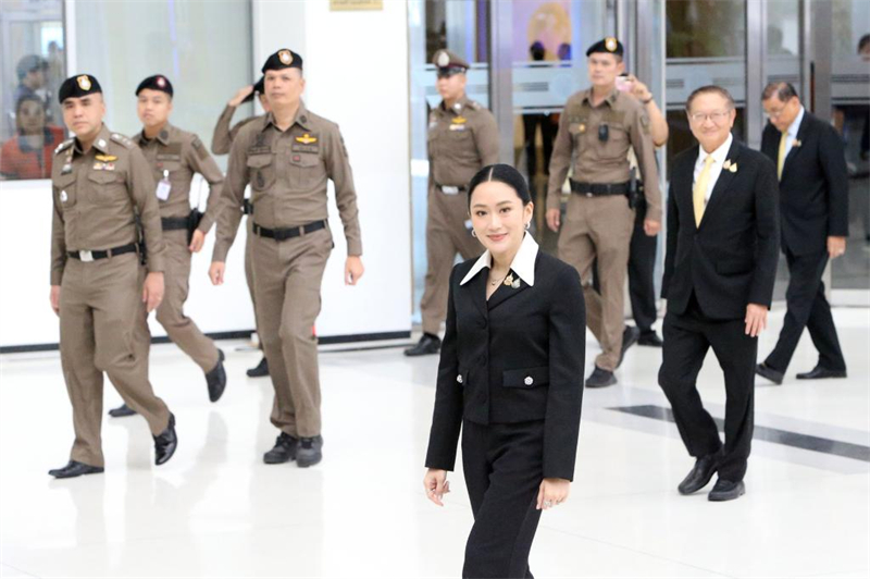 La PM thaïlandaise suspendue participe à une audience de la Cour constitutionnelle