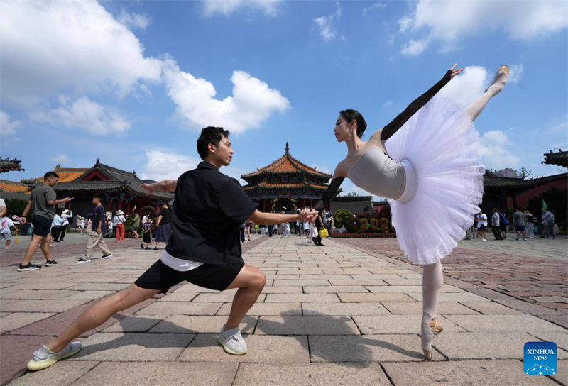 Des danseurs de ballet se produisent au Musée du Palais de Shenyang, capitale de la province du Liaoning (nord-est de la Chine), le 30 juillet 2025. (Photo/Xinhua)