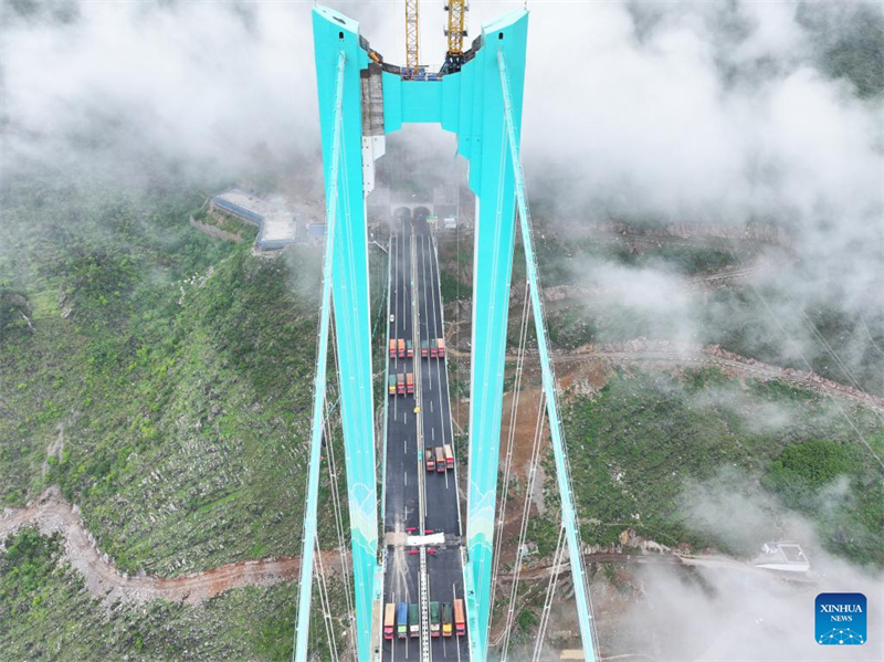 Guizhou : un test de charge lancé sur le pont du Grand Canyon de Huajiang