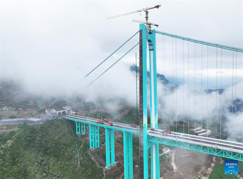 Guizhou : un test de charge lancé sur le pont du Grand Canyon de Huajiang