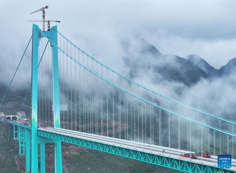 Guizhou : un test de charge lancé sur le pont du Grand Canyon de Huajiang