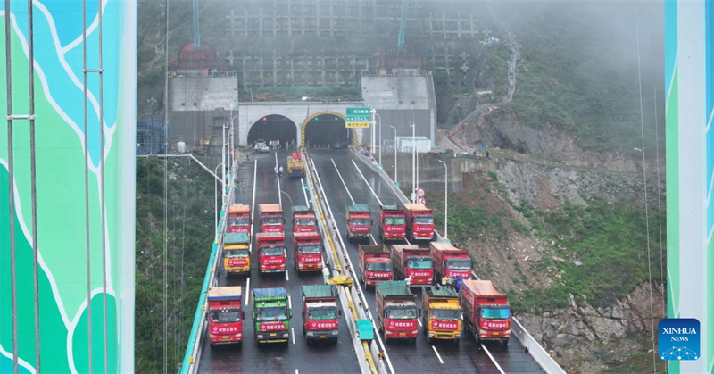 Guizhou : un test de charge lancé sur le pont du Grand Canyon de Huajiang