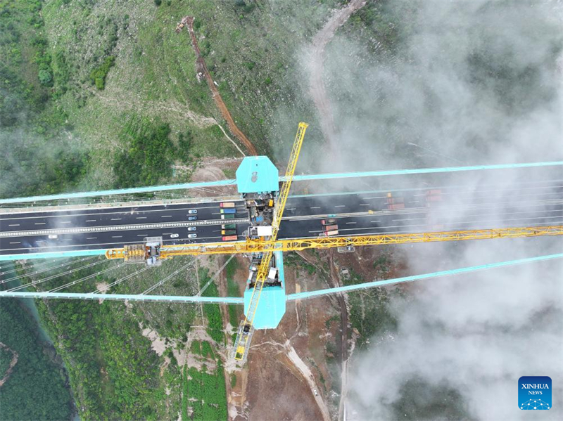 Guizhou : un test de charge lancé sur le pont du Grand Canyon de Huajiang