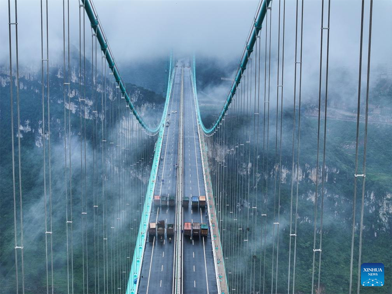 Guizhou : un test de charge lancé sur le pont du Grand Canyon de Huajiang