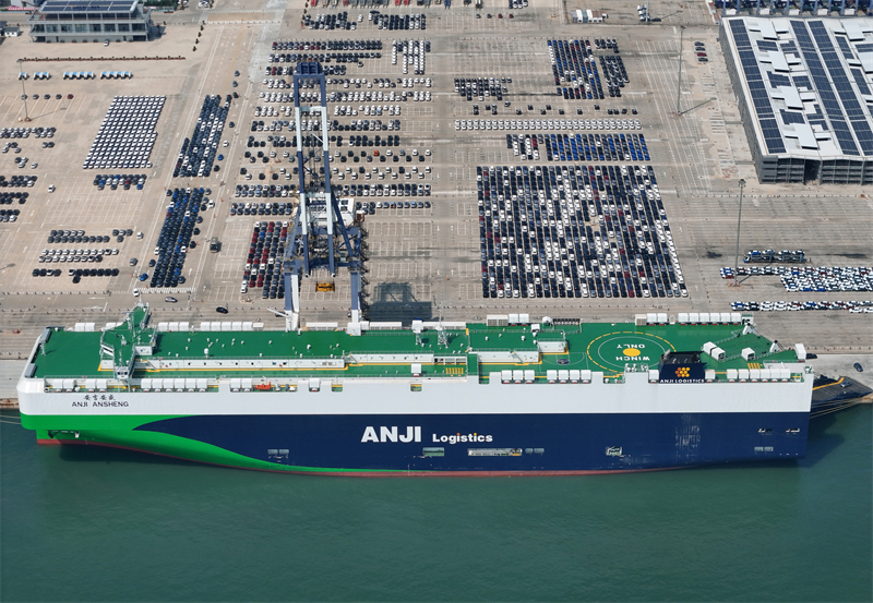 Shandong : le plus grand navire de transport de voitures au monde d'une capacité de 9 500 véhicules est arrivé au port de Yantai pour le chargement