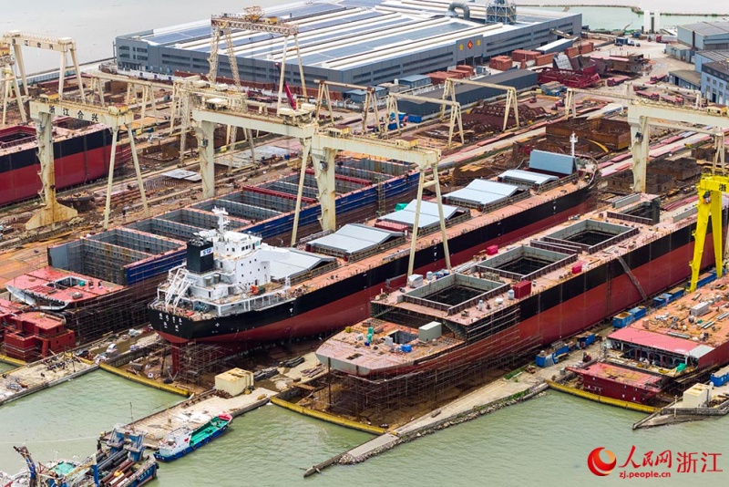 Zhejiang : les chantiers navals de Wenling mettent les bouchées doubles pour honorer les commandes