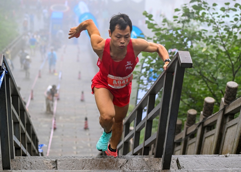 Hunan : les coureurs de trail prennent tous les risques sur un terrain périlleux à Zhangjiajie
