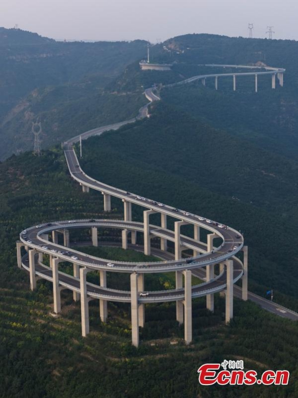 Shanxi : un aperçu du spectaculaire pont routier à 3 étages du mont Tianlong à Taiyuan