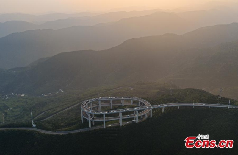 Shanxi : un aperçu du spectaculaire pont routier à 3 étages du mont Tianlong à Taiyuan