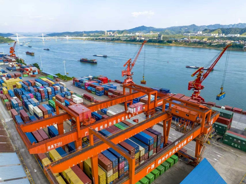 Guangxi : les opérations battent leur plein dans le port fluvial de Wuzhou