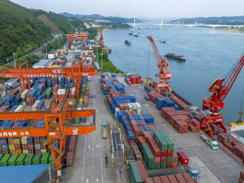 Guangxi : les opérations battent leur plein dans le port fluvial de Wuzhou