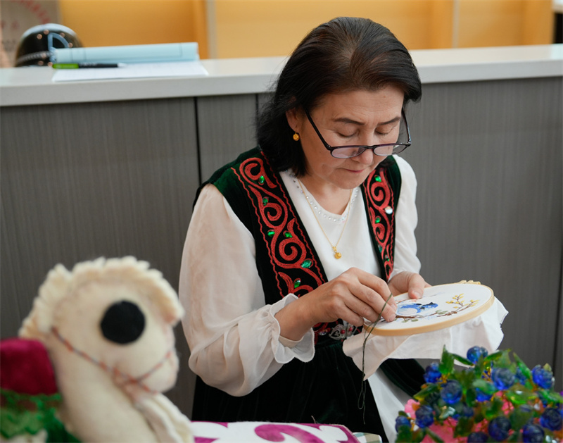 Xinjiang : les amateurs de culture traditionnelle font l'expérience d'échanges d'artisanat au Musée d'Emin