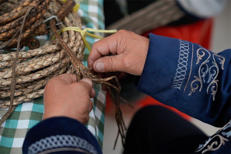 Xinjiang : les amateurs de culture traditionnelle font l'expérience d'échanges d'artisanat au Musée d'Emin
