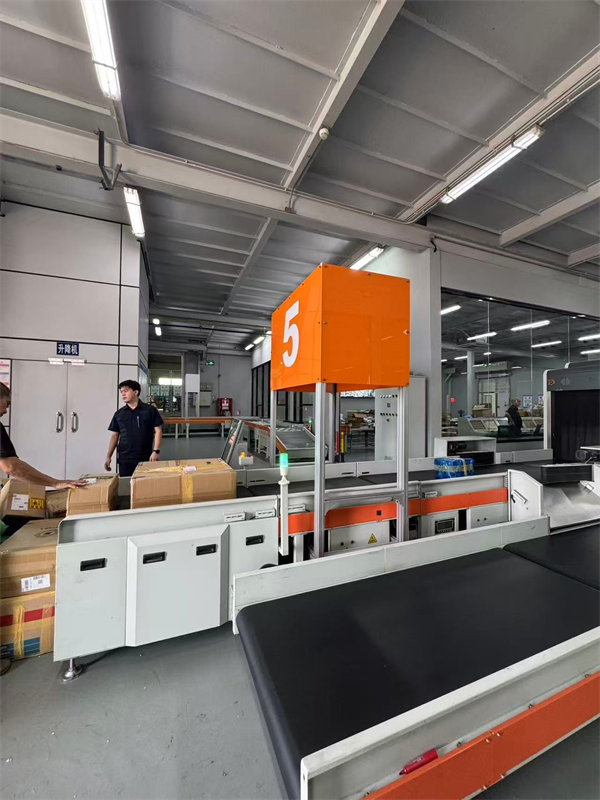 Guangdong : au Centre de supervision logistique du commerce transfrontalier de Shenzhen, un « pôle intelligent » assure un dédouanement efficace