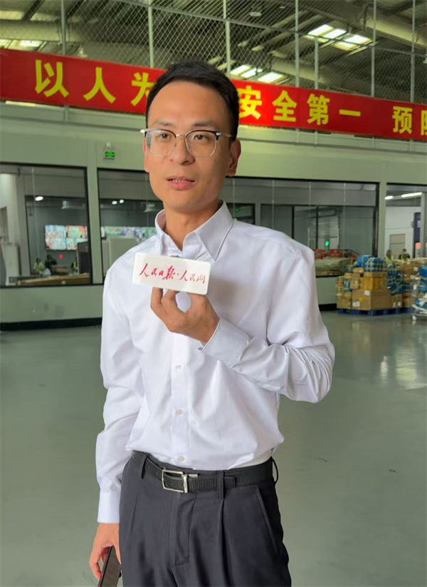 Guangdong : au Centre de supervision logistique du commerce transfrontalier de Shenzhen, un « pôle intelligent » assure un dédouanement efficace