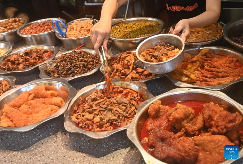 Guangxi : les Luosifen, une spécialité de rue de Liuzhou qui dynamise la vitalité industrielle régionale