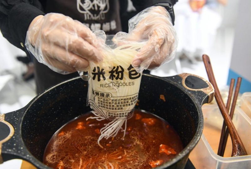 Guangxi : les Luosifen, une spécialité de rue de Liuzhou qui dynamise la vitalité industrielle régionale