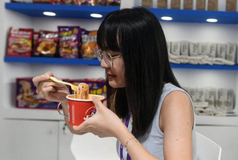 Guangxi : les Luosifen, une spécialité de rue de Liuzhou qui dynamise la vitalité industrielle régionale