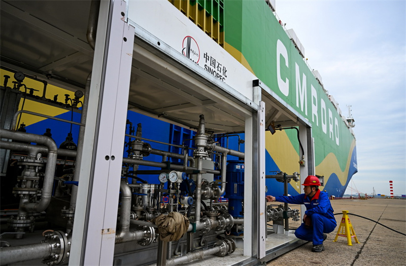 Le port de Tianjin procède pour la première fois au ravitaillement d'un navire roulier basé sur le méthanol vert