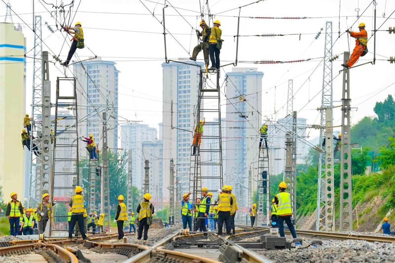 Des ouvriers effectuent des travaux de rénovation sur le système de câbles de contact le long du chemin de fer Lanzhou-Lianyungang à la gare de Wolongsi à Baoji, dans la province du Shaanxi (nord-ouest de la Chine), le 10 septembre 2025. (Photo / Liu Yijiang)