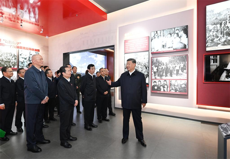 Xi Jinping visite l'exposition marquant le 70e anniversaire de la fondation de la région autonome ouïgoure du Xinjiang