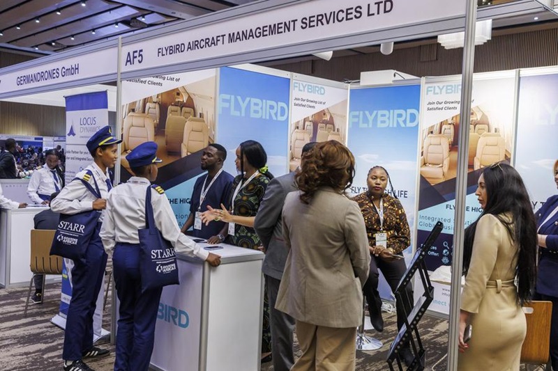 Des clients consultent un exposant lors du 9e sommet et salon Aviation Africa à Kigali, capitale du Rwanda, le 4 septembre 2025. (Xinhua/Cyril Ndegeya)